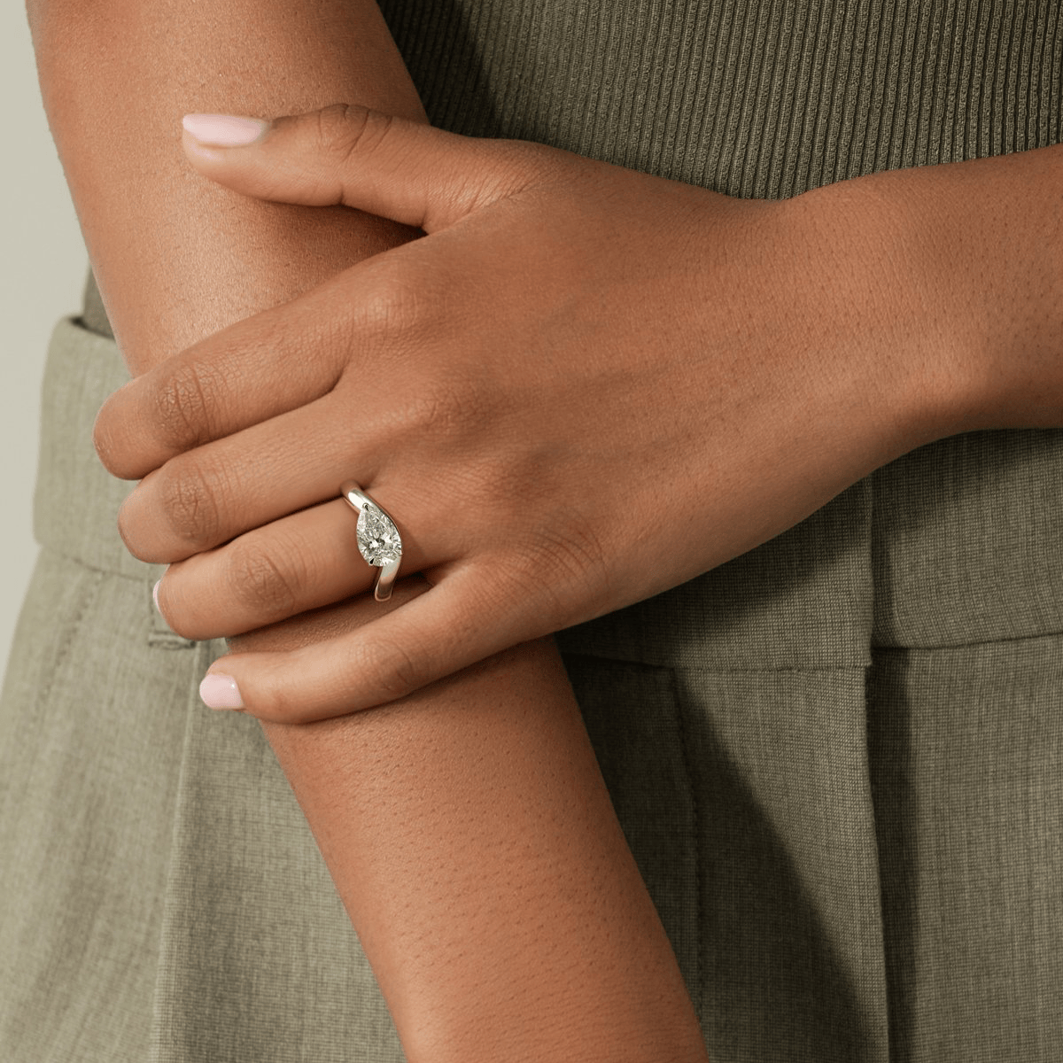 2ct Pear Lab-Grown Diamond Ring in East-West Setting with Wave Band Claw Setting Tarnish-resistant Silver In 14K Gold Plated (Includes IGI Certification from International Gemological Institute)
